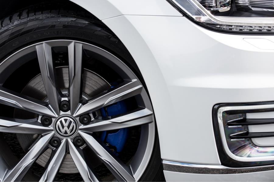 Колеса Volkswagen Passat GTE 2016 года  (UK) (фото 14 из 34)